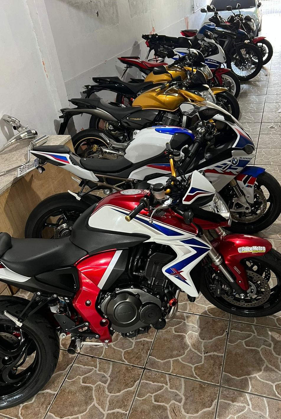 Várias motos finalizadas em sequência
