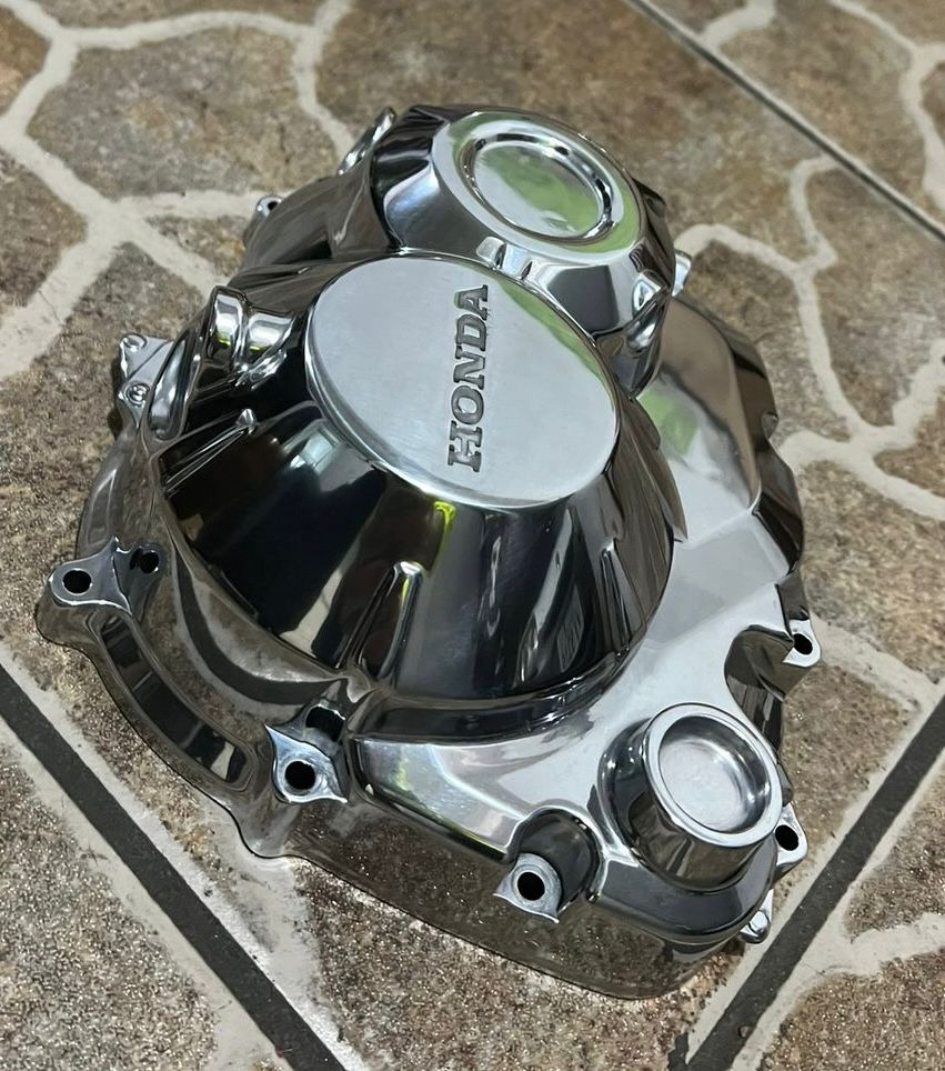 Tampa de motor Honda cromada e polida